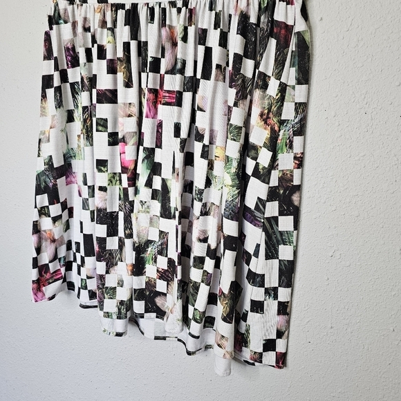 Patterned Women's Skirt - Picture 3 of 9